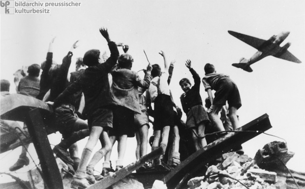 Luftbrücke über Berlin: Kinder hoffen auf Bonbons (Juli 1948)